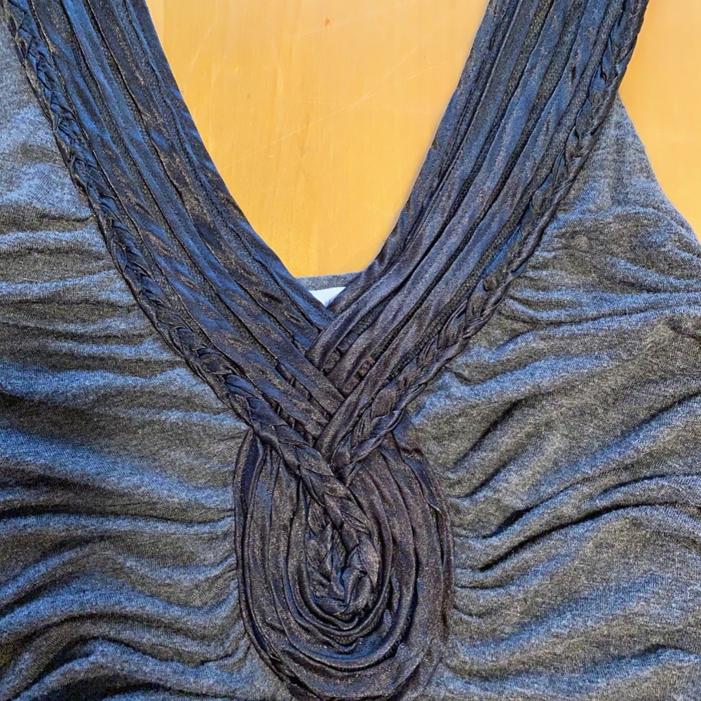 Cute flowy embellished tank top - Picture 3 of 4